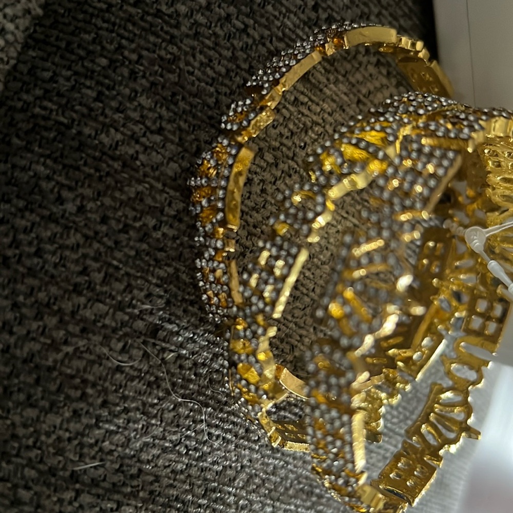 Sassy Jones vintage  Queen bangles never used.